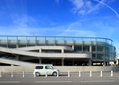 Structures métalliques implantées en façade du parking P6 de l'aéroport Nice Côte d'Azur